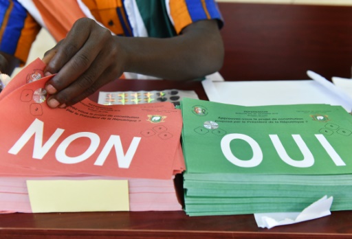 Vérification des bulletins dans un bureau de vote le 30 octobre 2016  à Yopougon dans la banlieue d'Abidjan  © ISSOUF SANOGO AFP