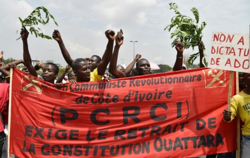 Des opposants au référendum sur une nouvelle constitution, manifestent le 28 octobre 2016 à Abidjan © ISSOUF SANOGO AFP