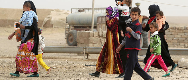 Des habitants de la region de Mossoul deplaces face a l'avancee des troupes irakiennes.