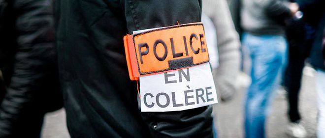 Dans une manifestation de policiers a Paris, le 26 octobre 2016.  