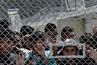 Migrants et réfugiés dans le camp de rétention de Moria sur l'île grecque de Lesbos.   ©ARIS MESSINIS
