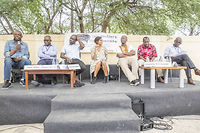Jardin du Codesria. De gauche à droite :  Célestin Monga, Bonaventure Mve Ondo, Felwine Sarr, Nadia Yala Kisukidi, Ndongo Samba Sylla, Ibrahim Oanda, Bado Ndoye.