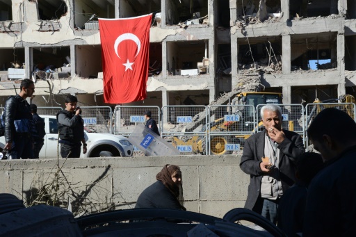 Destruction après un attentat à Diyarbakir, dans le sud-est de la Turquie, le 5 novembre 2016 © ILYAS AKENGIN AFP