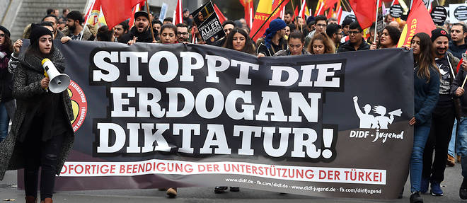 Des milliers de Kurdes ont defile samedi 5 novembre en Europe, notamment en Allemagne, pour denoncer les purges menees par le president Erdogan en Turquie.