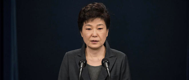 L'enquete sur le retentissant scandale politique a fait plonger la cote de popularite de Park Geun-hye.
