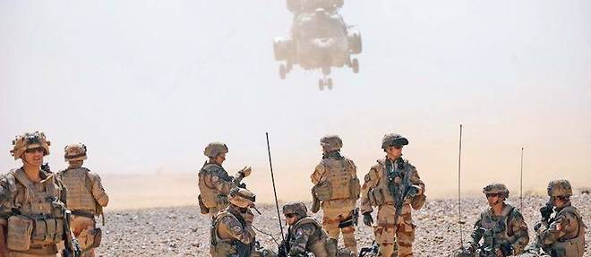 Des soldats du 35e RI de Belfort menent une mission de fouille et de recherche d'armes dans l'adrar Achchel, dans la region de Kidal, au nord du Mali, en automne 2014. 