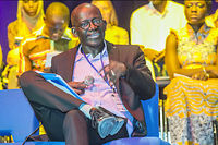 Mamadou Diouf sur la scène de l'Institut français de Dakar, lors du débat sur le thème 