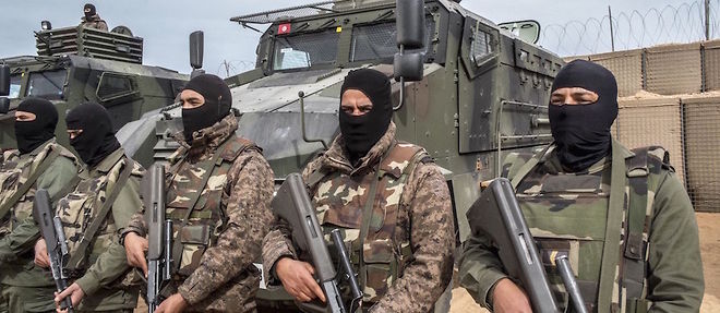 Des membres des Forces de securite tunisienne pres de Ras Ajdir, a la frontiere avec la Libye, en fevrier 2016 lors d'une inspection par le ministre tunisien de la Defense, Farhat Horchani. 