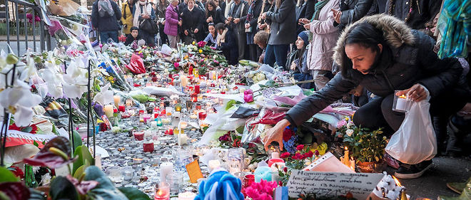 15 novembre 2015. Boulevard Richard-Lenoir, a quelques metres de la salle de concert du Bataclan, recueillement et hommage aux victimes de l'attentat terroriste perpetre par des djihadistes de l'Etat islamique le vendredi 13 novembre 2015 a Paris.
 