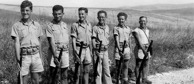 Des soldats de la Haganah en 1939.  << On parle toujours de la naissance d'Israel comme de temps heroiques, c'est ce qu'on m'a appris a l'ecole ; j'ai voulu creuser derriere le mythe >>, explique Ayelet Gundar-Goshen.