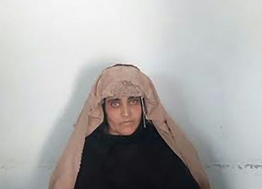 Photo fournie par le Bureau fédéral pakistanais  d'investigations (FIA) le 26 octobre 2016, montrant l'Afghane Sharbat Gula, rendue célèbre par un portrait d'elle paru en 1984 en couverture du magazine National Geographic  ©  FIA/AFP/Archives