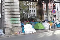 Paris : ouverture du centre humanitaire pour migrants porte de la Chapelle