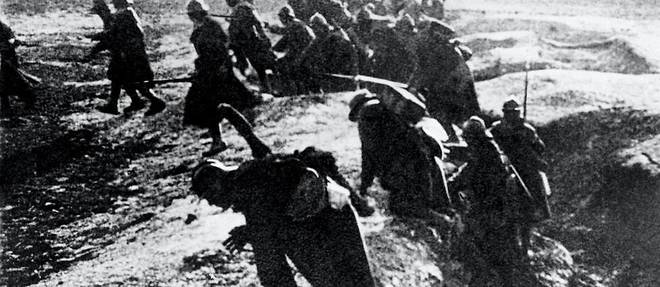Photo prise en 1916 de soldats francais passant a l'attaque depuis leur tranchee lors de la bataille de Verdun durant la Premiere Guerre mondiale.