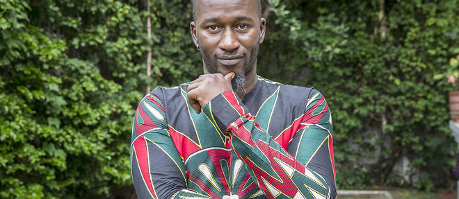 Souleymane Diamanka dans le jardin de sa maison de Yoff a Dakar. 