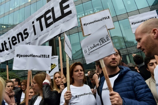 Regroupement d'employes d'iTELE devant le siege de la chaine, le 25 octobre 2016 a Boulogne-Billancourt pres de Paris