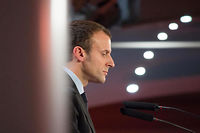 Emmanuel Macron : les politiques r&eacute;agissent &agrave; sa candidature