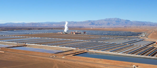 Composee de 500 000 plaques reflechissantes incurvees, reparties en 800 rangees, pour composer les 160 MW de capacite installee, la station solaire Noor, situee a Ouarzazate (130 km au sud-est de Marrakech) devrait fournir du courant electrique a plus de 700 000 foyers.