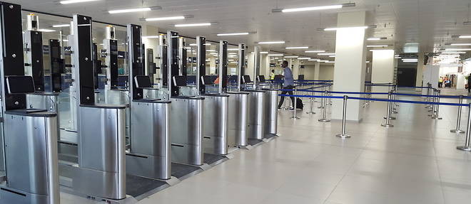 L'explosion des temps d'attente dans les aeroports de Paris est liee a des controles renforces des passeports, desormais systematiquement scannes pour interroger la banque de donnees centrale. 
