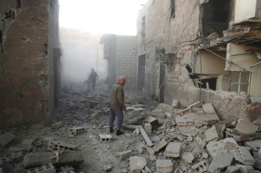 Des habitants recherchent des victimes dans les decombres des immeubles apres une frappe aerienne du regime de Damas, le 17 novembre 2016 a Douma, en Syrie