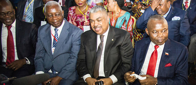 Samy Badibanga (2e a partir de la droite), le 1er septembre 2016, entre Vital Kamerhe (a sa gauche) et Pierre Matusila (a sa droite) lors de l'ouverture de la ceremonie pour le Dialogue national congolais.