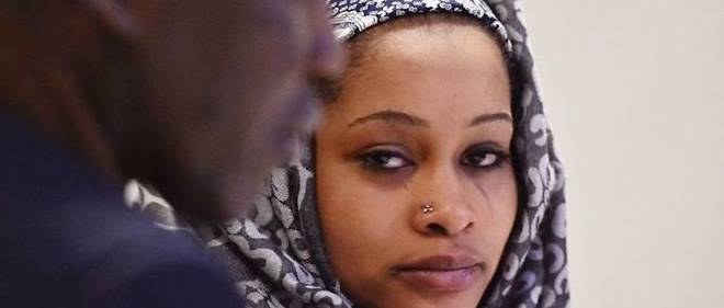 Zouhoura, 17 ans, victime d'un viol collectif dans son pays au Tchad le 8 fevrier, ici lors d'une conference de presse a Paris le 18 mars 2016. Zouhoura, 17 ans, victime d'un viol collectif dans son pays au Tchad le 8 fevrier, ici lors d'une conference de presse a Paris le 18 mars 2016.
