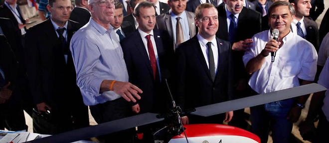Le Premier ministre russe Dmitri Medvedev visite la Volcani Agricultural Research Organization le 10 novembre, avec le ministre de l'Agriculture israelien Uri Ariel (a sa droite), et decouvre le fameux helicoptere.