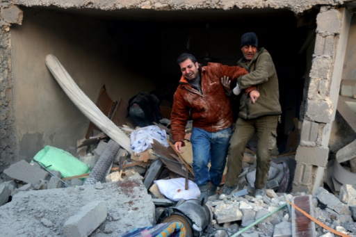 Deux syriens sortent des décombres d'un immeuble après des bombardements dans le quartier d'al-Hamra à Alep, tenu par les rebelles, le 20 novembre 2016  © THAER MOHAMMED AFP