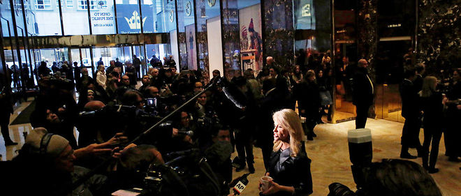 Kellyanne Conway, proche conseillere de Donald Trump et directrice de sa campagne, s'adresse aux medias masses au rez-de-chaussee de la Trump Tower, le 21 novembre.  