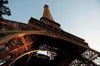 Un tron&ccedil;on d'escalier de la tour Eiffel adjug&eacute; pour un demi-million d'euros