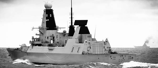 Le destroyer britannique HMS Duncan (au premier plan) escorte et surveille le groupe aeronaval russe constitue autour du porte-avions Amiral Kuznetsov (a l'arriere-plan), en mer du Nord, le 20 octobre 2016.