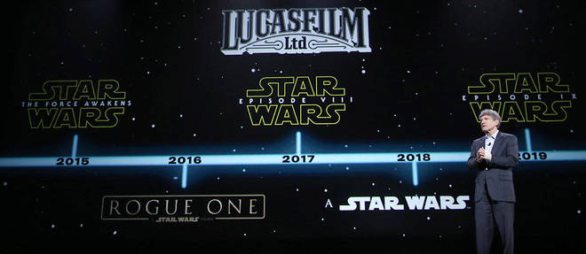 Le president de Walt Disney, Alan Horn, presente le programme de Lucasfilm a la D23 Expo de 2015, en Californie. 