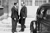 Jacques Rueff (à droite), sous-gouverneur de la Banque de France, s'entretient en 1938 avec Pierre Mendès France (1907-1982), alors sous-secrétaire d'État au Trésor dans le deuxième gouvernement Blum (mars-avril 1938).