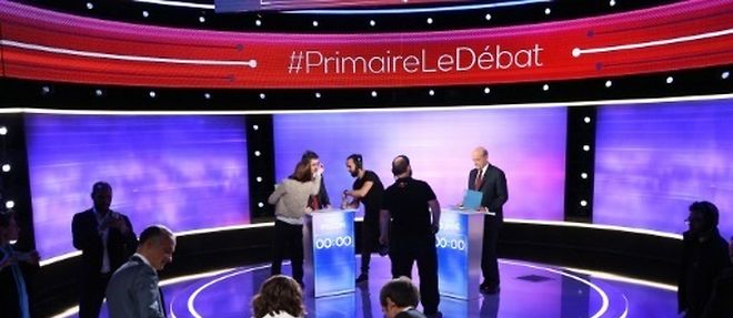 Francois Fillon et Alain Juppe avant le debat televise de l'entre-deux-tours de la primaire de droite le 24 novembre 2016 a Paris