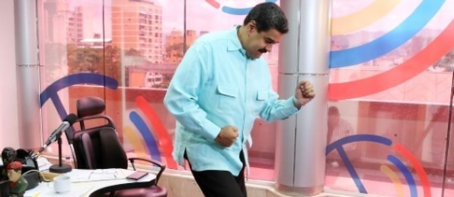 Une photo fournie par la presidence venezuelienne de Nicolas Maduro dansant lors d'une emission de radio a Caracas, le 1er novembre 2016