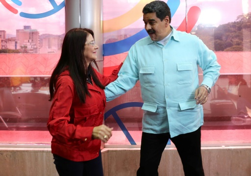 Photo de Nicolas Maduro, fournie par la présidence vénézuélienne, et de la première dame Cilia Flores dansant lors d'un programme de radio, le 1er novembre à Caracas © PRESIDENCIA Venezuelan Presidency/AFP
