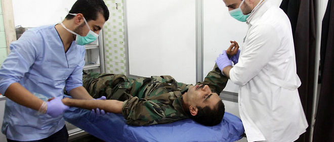 Un soldat syrien soigne par des medecins dans un hopital de fortune a Alep. Image d'illustration.