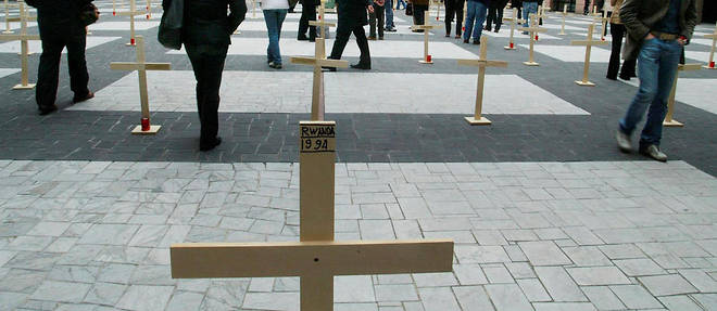 Des croix en bois sont disposees dans la cour d'entree du Parlement europeen a Strasbourg le 20 avril 2004 en hommage aux victimes du genocide rwandais d'avril 1994.