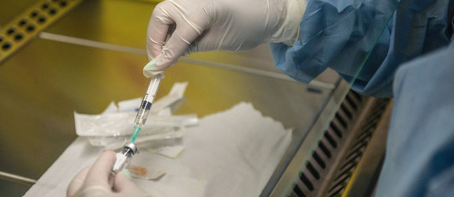 Un membre du personnel de sante tient un vaccin experimental contre le sida a Soshanguve, pres de Pretoria (Afrique du Sud), le 30 novembre 2016. 