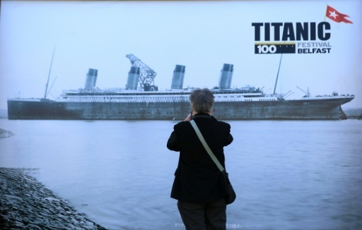 Un homme se tient devant l'affiche d'une exposition consacree au Titanic le 14 avril 2012 a Belfast en Irlande du Nord