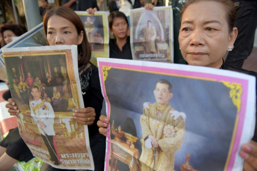 Des Thaïlandaises tiennent des portraits du nouveau roi Maha Vajiralongkorn, le 1er décembre 2016 à Bangkok © TANG CHHIN SOTHY AFP