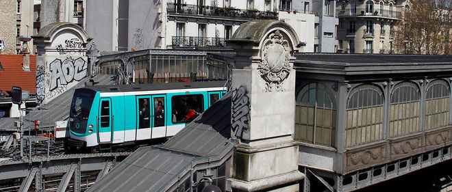 Un metro a partiellement deraille vendredi midi a la station Barbes-Rochechouart, sur la ligne 2, sans faire de victime.