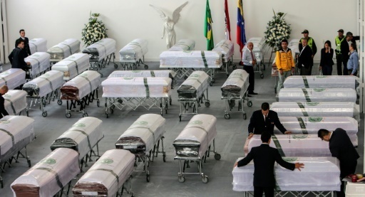 Des employes preparent les cercueils de l'equipe bresilienne Chapecoense morts dans l'accident d'avion, le 2 decembre 2016 a Medellin, en Colombie