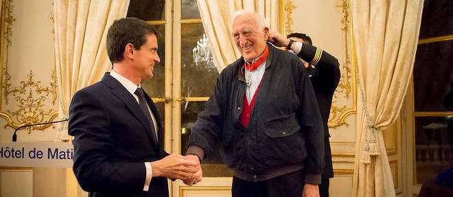 Le Premier ministre Manuel Valls a remis vendredi 2 decembre 2016 la Legion d'honneur au fondateur de L'Arche, Jean Vanier.
