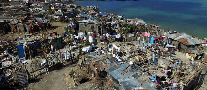 Vue aerienne de Jeremie, a l'ouest de Port-au-Prince, apres le passage de l'ouragan Matthew, le 10 octobre.  