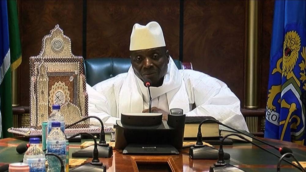 L'ex-président Yahya Jammeh lors de son intervention à la TV nationale gambienne (GRTS) le 2 décembre, intervention où il reconnaît sa défaite.  © HANDOUT AFP PHOTO / GRTS - Gambia Radio and Television Services / Handout