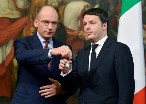 Matteo Renzi, nouveau Premier ministre, reçoit la cloche d'argent de son prédécesseur Enrico Letta (g), lors de sa prestation de serment, le 22 février 2014 à Rome © ALBERTO LINGRIA AFP/Archives