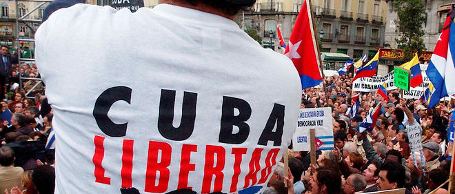 Manifestation d'exiles cubains a Madrid en 2003. Selon Amnesty, les arrestations se sont poursuivies, meme apres le retrait de Fidel Castro. 