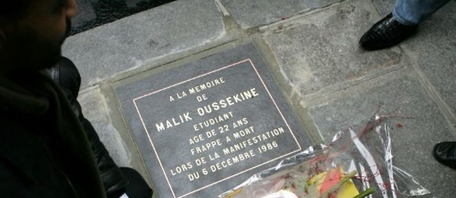 Une plaque a la memoire de Malik Oussekine avait ete posee le 6 decembre 2006 rue Monsieur le Prince a Paris, 20 ans apres la mort du jeune etudiant franco-algerien