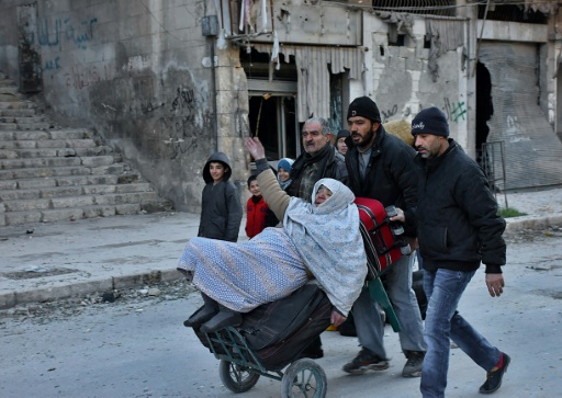 Des habitants d'Alep fuient les violences, le 7 décembre 2016 © GEORGE OURFALIAN AFP
