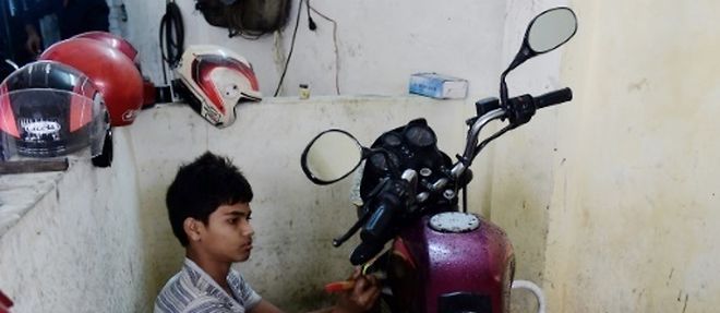 Russel, 13 ans, travaille dans un garage a Dacca, au Bangladesh, le 7 decembre 2016